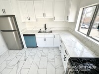 Building Photo - 2Bed 2Bath with Stainless Steel Appliances...