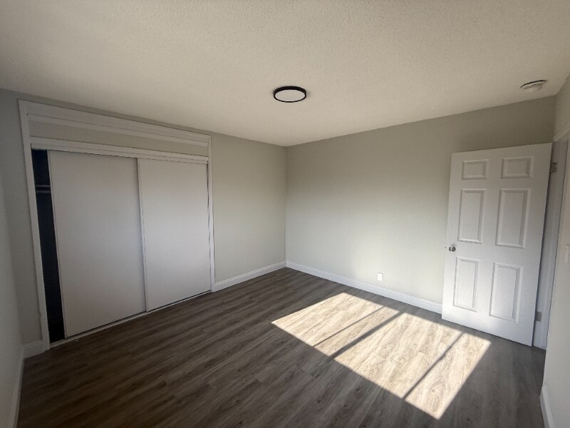 Building Photo - 1122 W 94th St