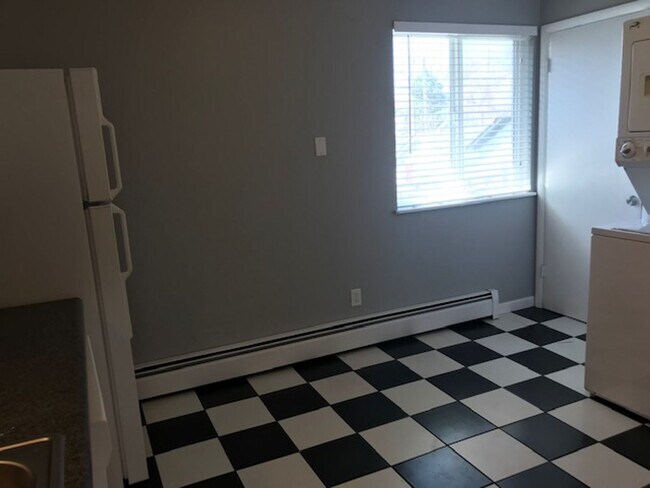Building Photo - Bright & Beautiful 2-bedroom 1 Bath Across...