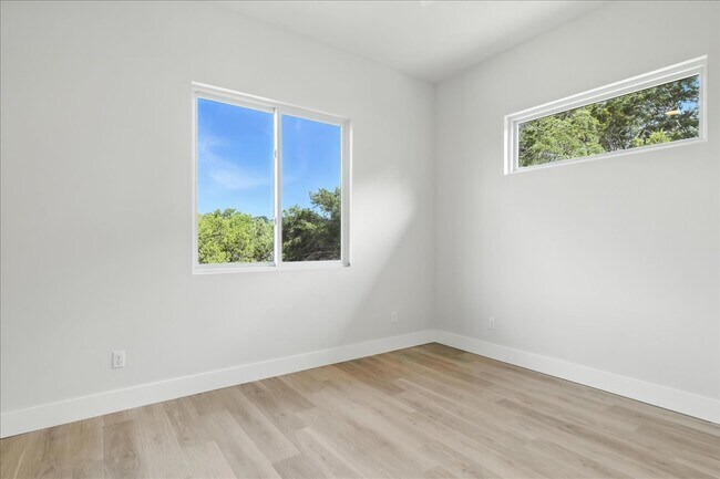 Building Photo - 512 Cowal Dr S