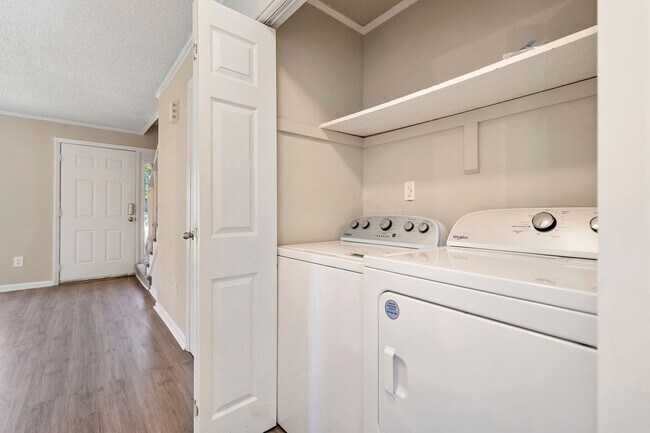 Building Photo - Charming End Unit Townhome near Downtown D...