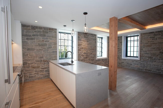 Building Photo - 41 Richmondville Ave