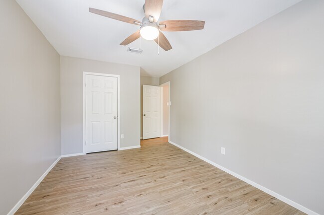 Building Photo - 2051 Oak Shores Dr