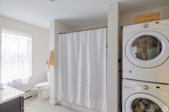 Building Photo - 1 Bedroom with a Den Apartment - Rare avai...