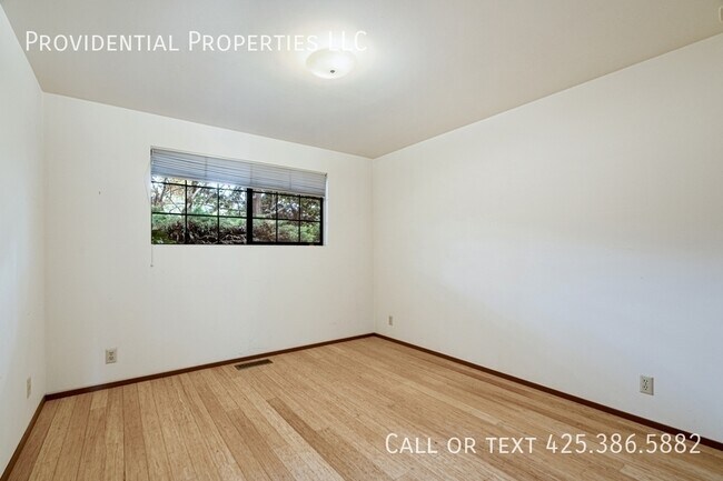 Building Photo - 9530 NE 30th St