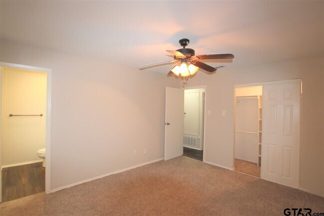 Building Photo - 15711 Echo Glen Dr
