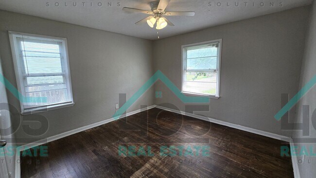 Building Photo - 3 Bedroom in MWC!