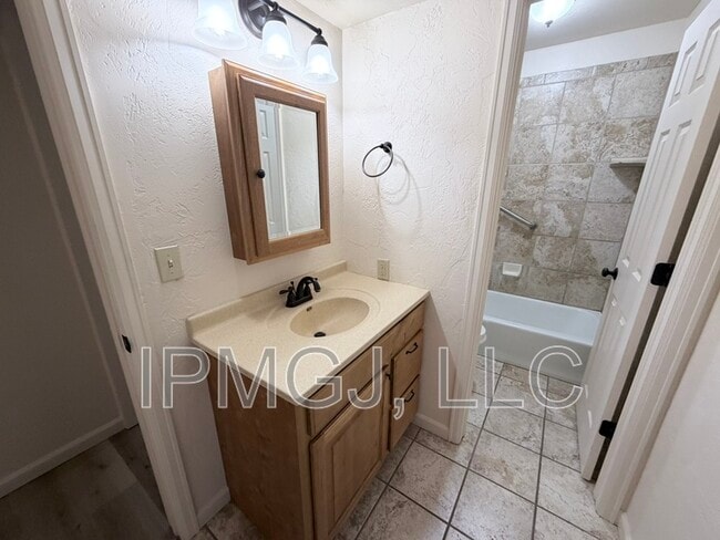 Building Photo - 3150 Lakeside Dr