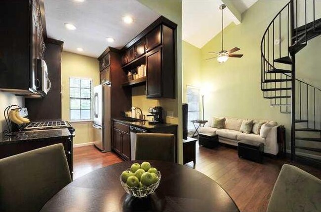Primary Photo - 303 W 35th St