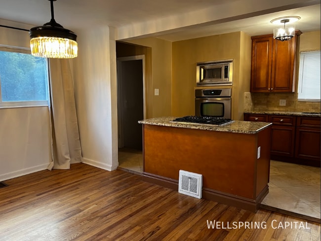 Building Photo - 2690 Pontiac St