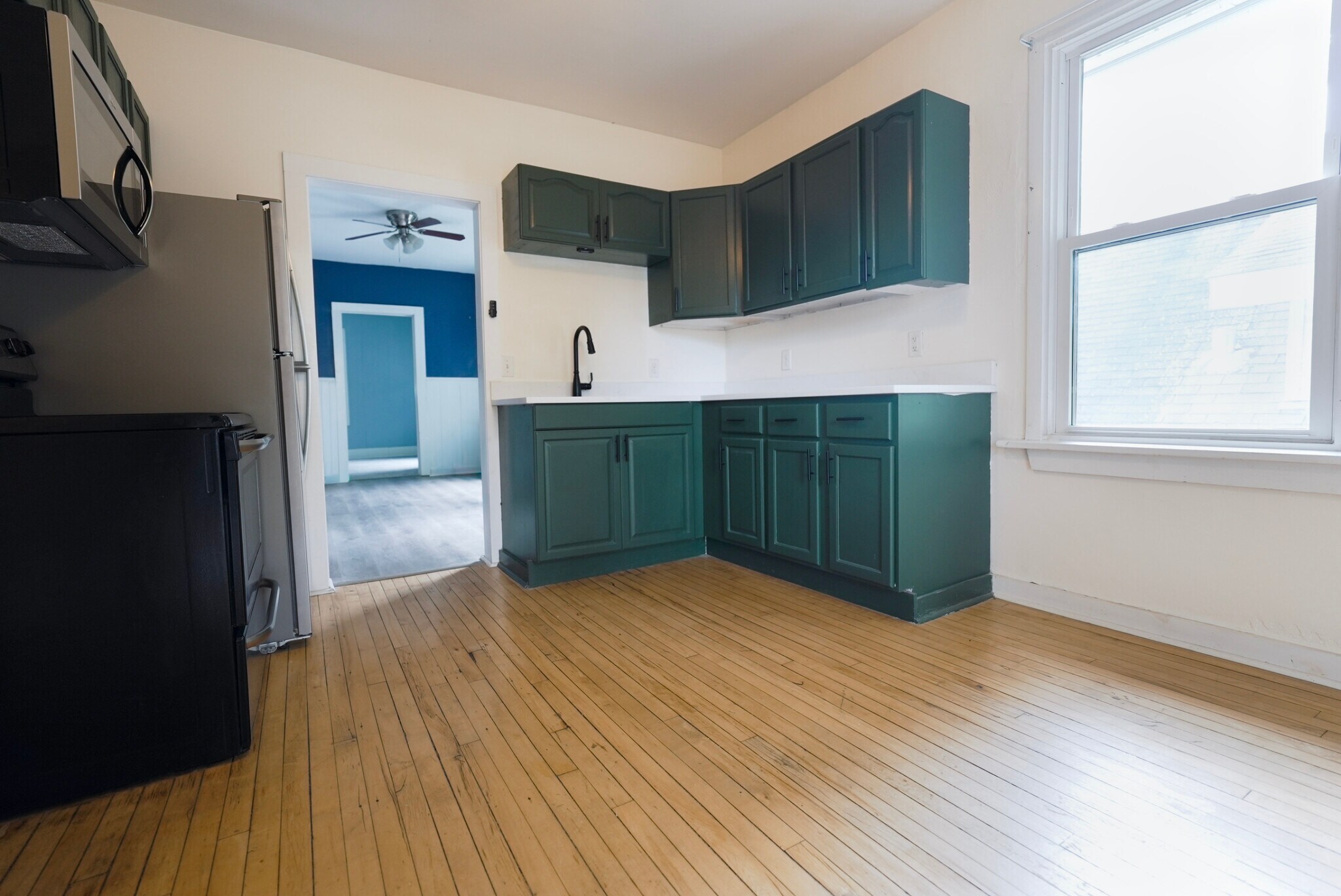 Kitchen - 1035 Victoria St N