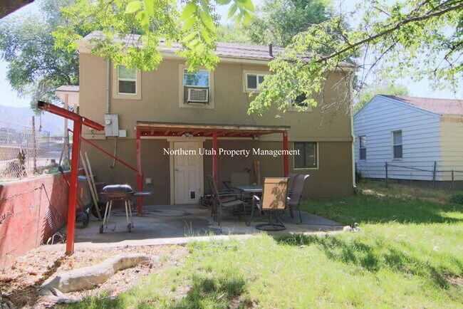Building Photo - Upper Unit - 2 Bed 1 Bath