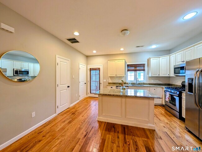 Building Photo - 15 Old Oak Dr