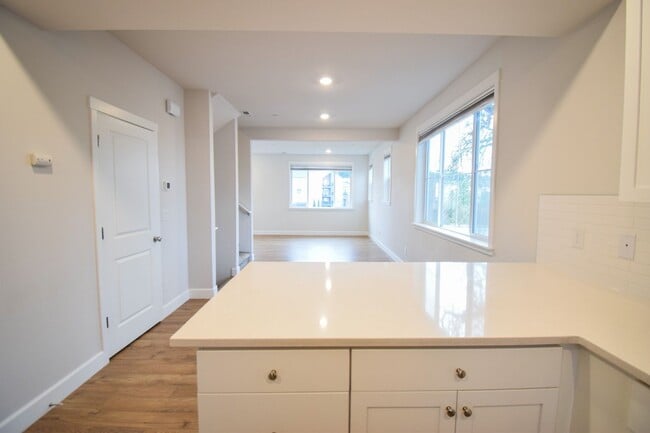 Building Photo - Beautiful 4 Bedroom 3.5 BA Home! Mother in Law Suite, Attached Garage & Top floor Bonus Room!