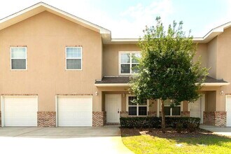 Building Photo - "Spacious 3-Bedroom Townhouse with 2.5 Baths in Prime Fort Walton Beach Location!"