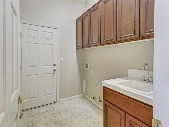 Building Photo - Trilogy 55+ Beautiful 3BD/3BA with pond view