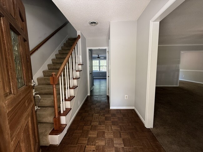 Building Photo - 110 S Pinepoint Dr