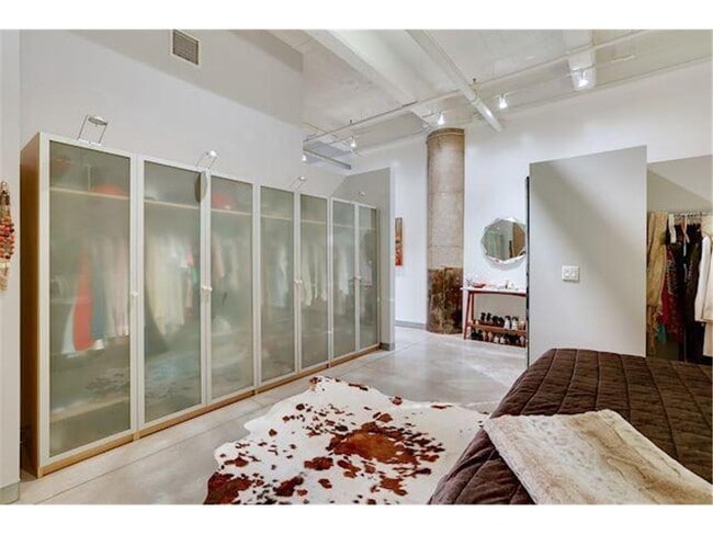 Building Photo - 700 N Washington Ave