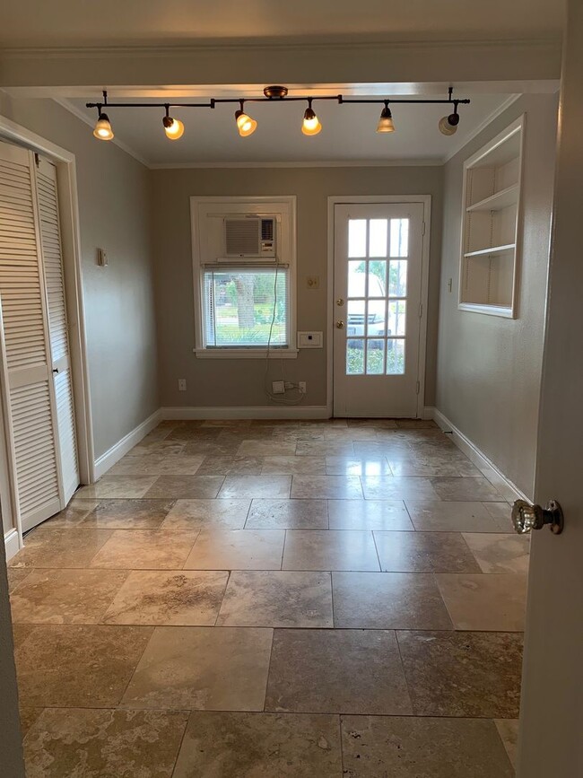 Building Photo - 902 1/2   E 43rd