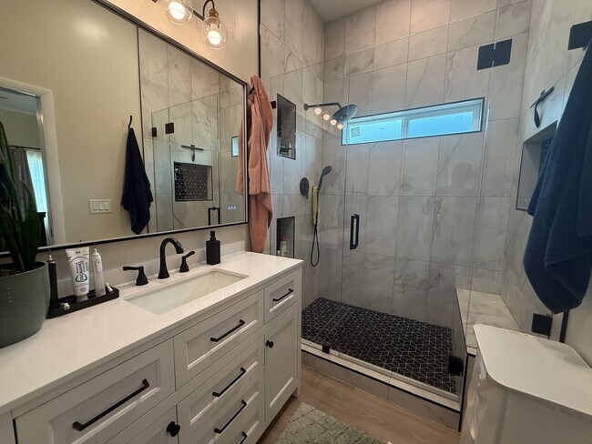 Building Photo - 3 Bedroom 2 Bathroom House Available Septe...