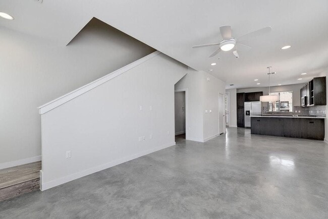 Building Photo - 801 N Bluff Dr