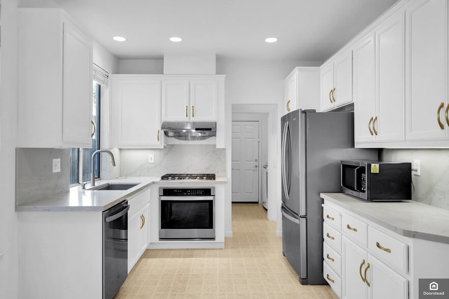 Building Photo - 1776 Wayne Cir