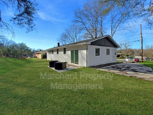 Building Photo - 27 Shamrock Cir