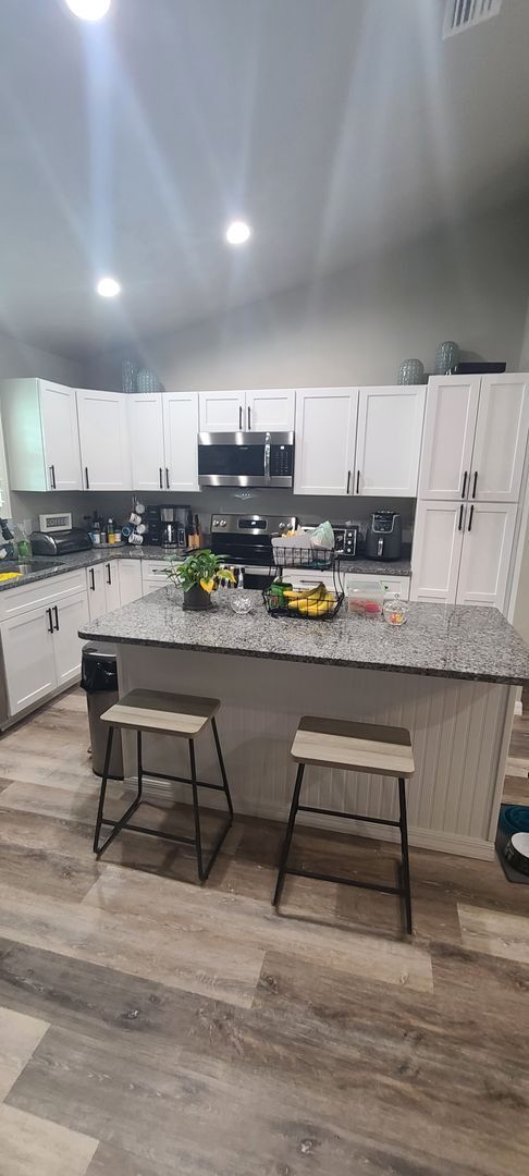 Building Photo - Beautiful 3BR/2BA home with large fenced-i...