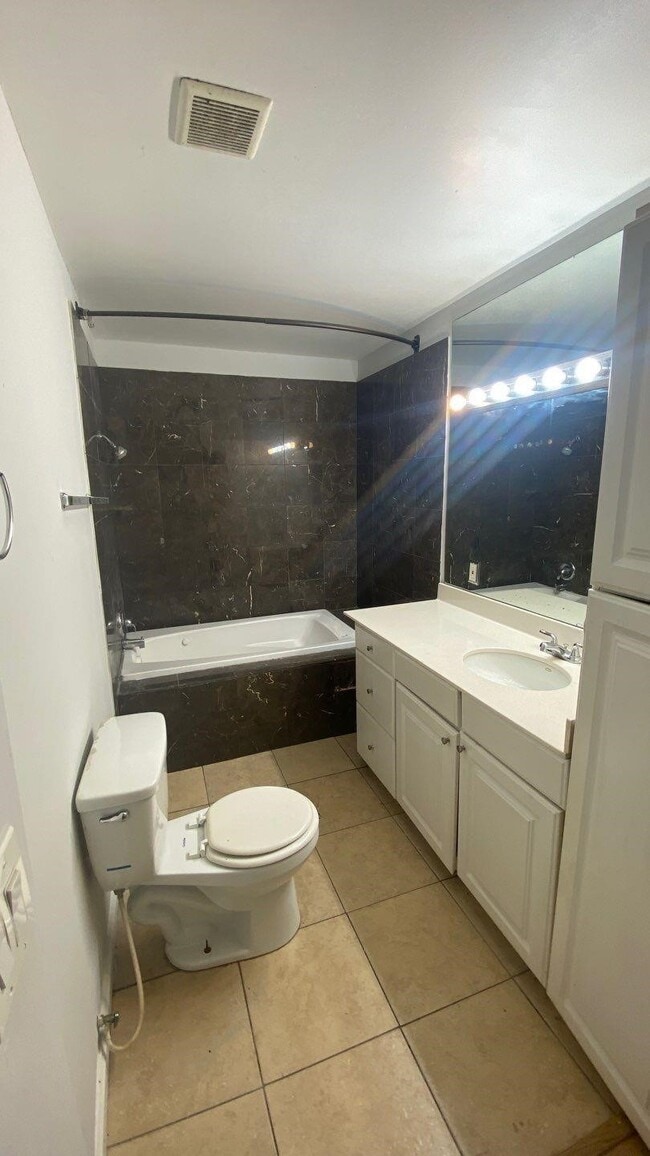 Building Photo - 1918 Oleander