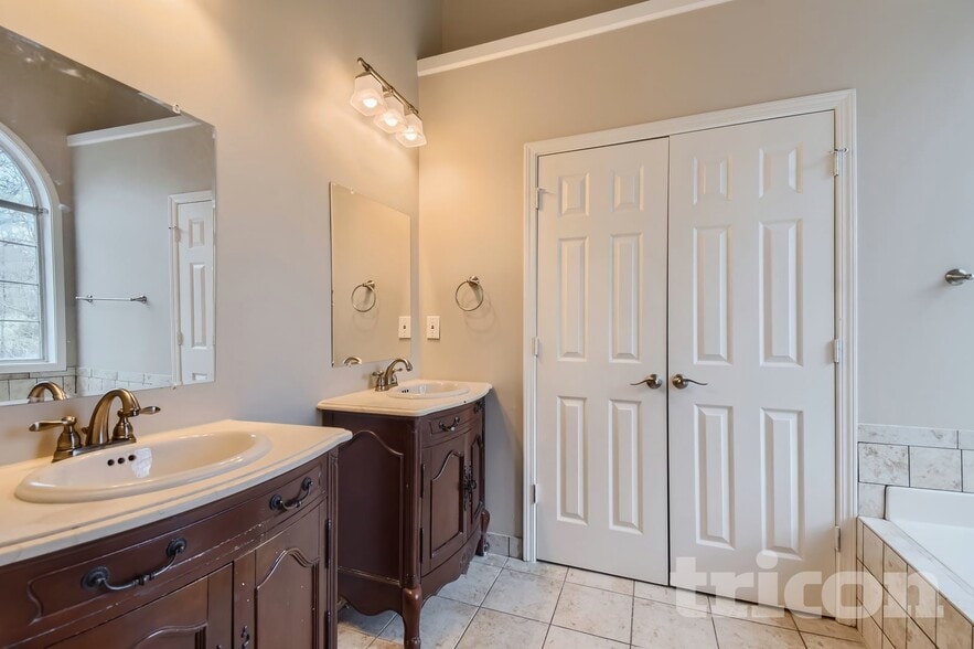 Building Photo - 407 Emerald Trce