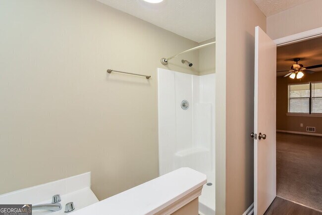 Building Photo - 584 Brooks St