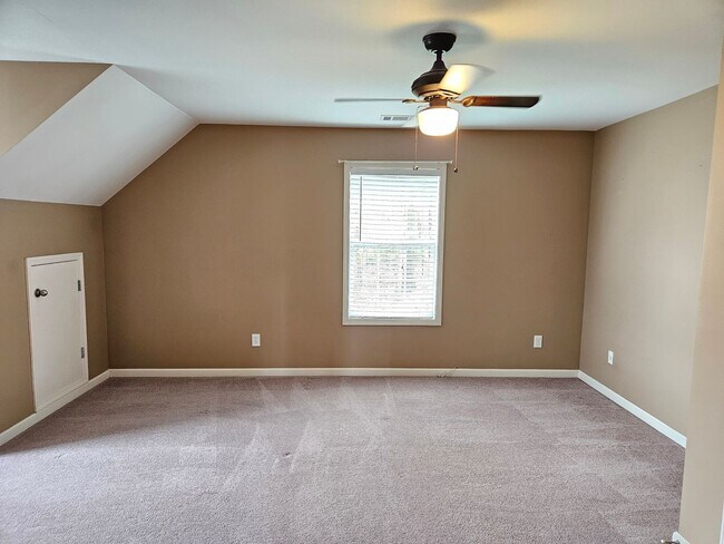 Building Photo - Rare 3 bedroom 2.5 bath home located in Dallas