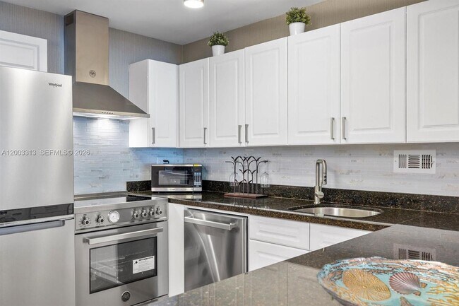 Building Photo - 2301 Collins Ave