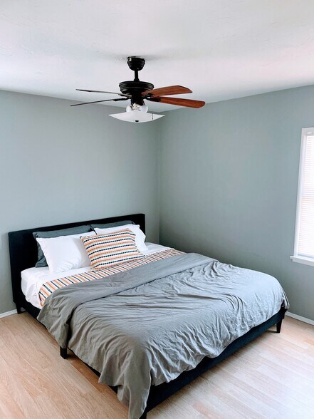 Cal King size bed Bdr. #1 - 292 E 42nd St