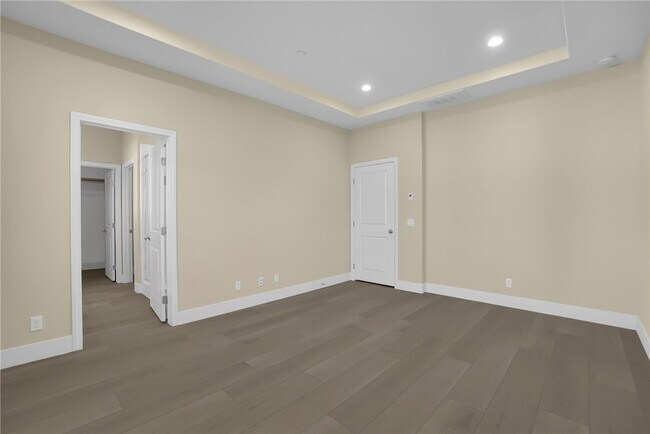 Building Photo - 64 Bianco