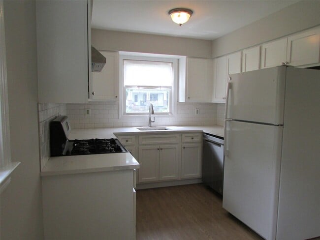 Building Photo - 74 B Demarest Ave
