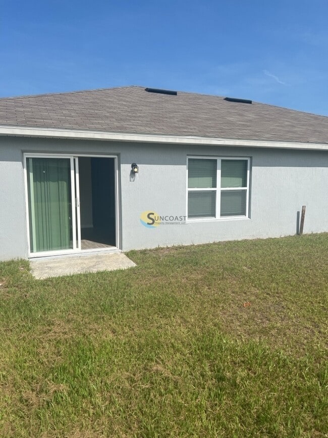 Building Photo - Centrally Located Palm Coast 2/2! Get a $5...