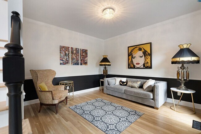 Building Photo - Stunning 5BR Executive Style Home in Brentwood