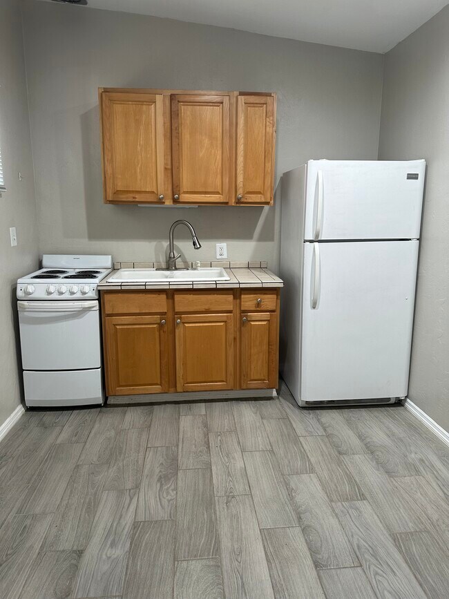 Building Photo - 1317 E Adams St