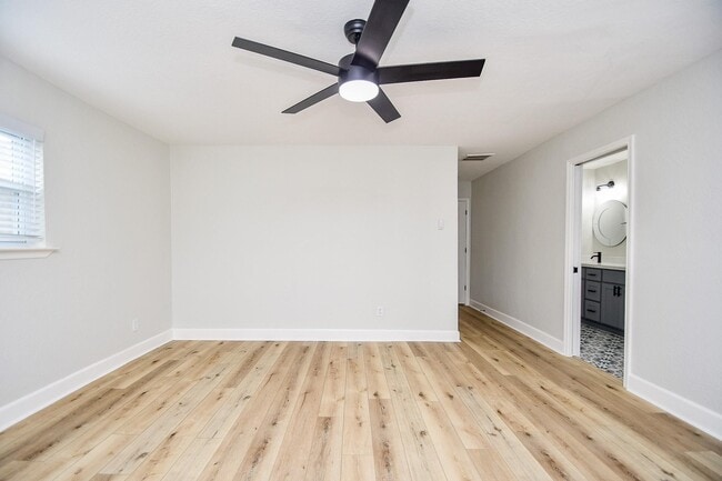 Building Photo - 5642 Cartagena St