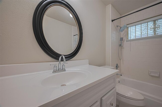 Building Photo - 6607 Bayou Crest Dr