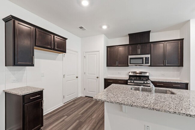 Building Photo - Updated 3BR Townhome with Pool and Spaciou...