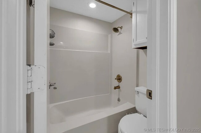 Building Photo - Gorgeous Condo in The Gated Community of T...