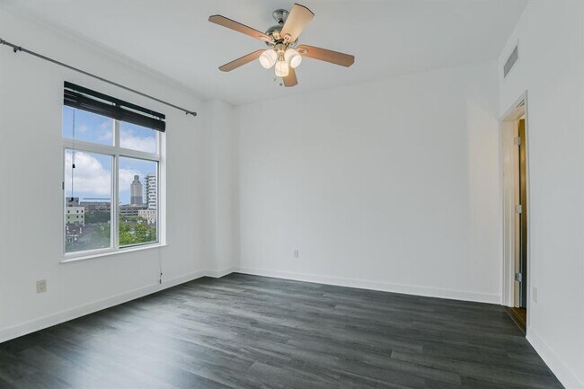 Building Photo - 711 W 26th St