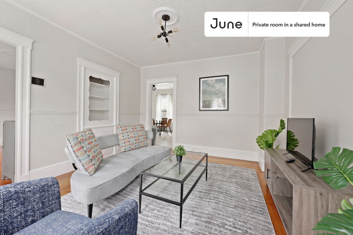 Building Photo - Private bedroom in 3 bed/1 bath Home