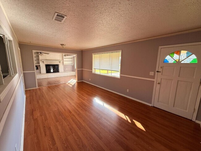 Building Photo - Move-In Ready 3BR Home Available Now!