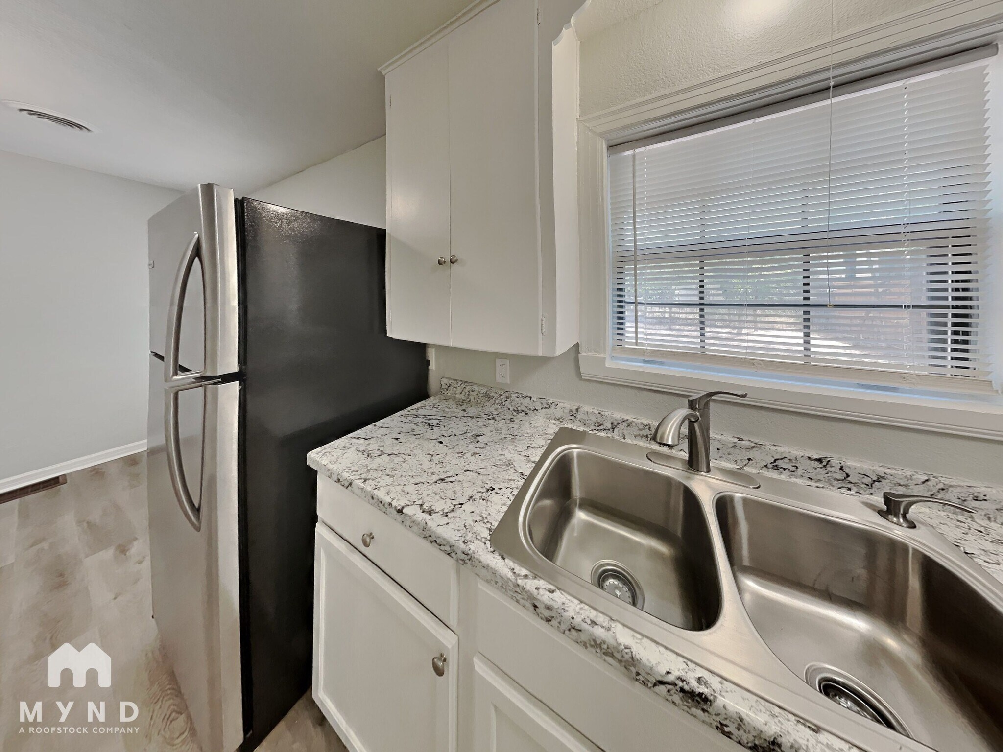 Building Photo - 3862 Meadowbrook Dr