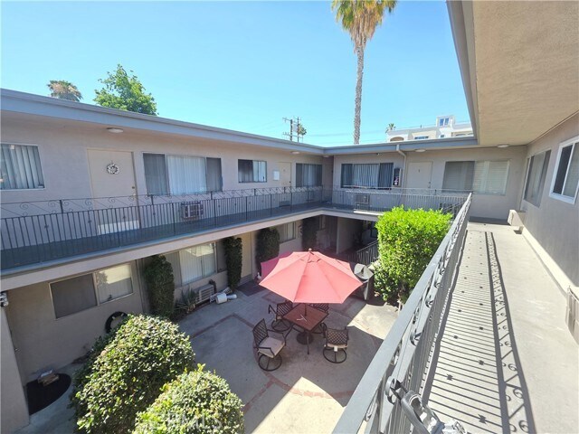Building Photo - 15436 Vanowen St