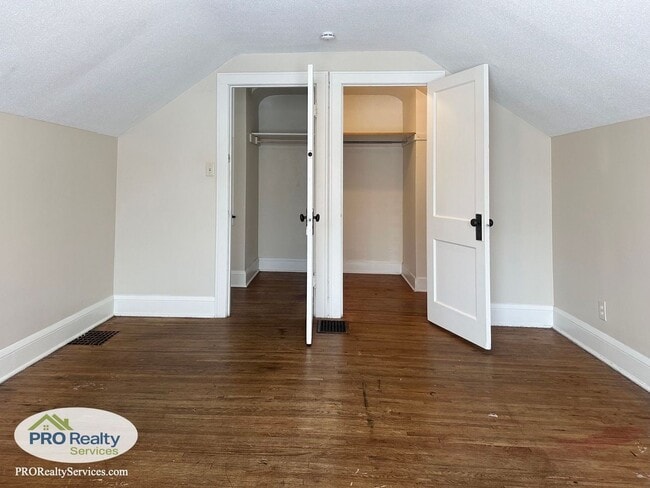 Building Photo - 4001-4003 N Bryant Ave