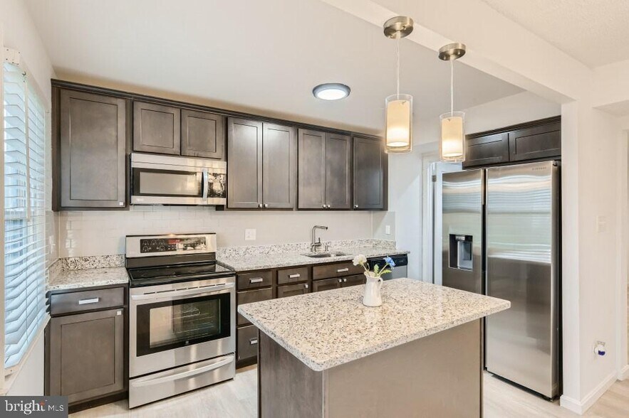 Building Photo - 9 Robinway Ct